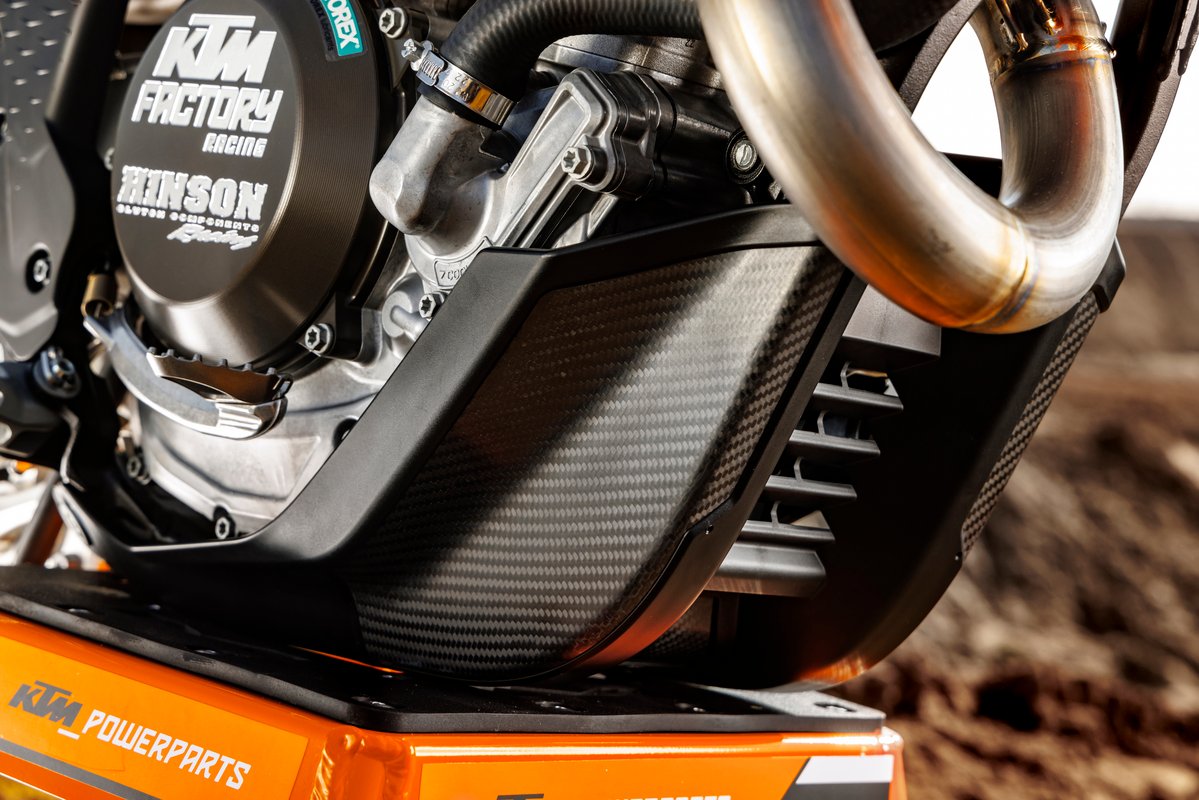 KTM Factory Skid Plate – מגן גחון מסיבי פחמן ופלסטיק לאופנוע שטח 4 פעימות